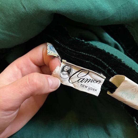 60s Vintage Green Velvet Wiggle Dress with Beaded Bodice - Picture 4 of 12